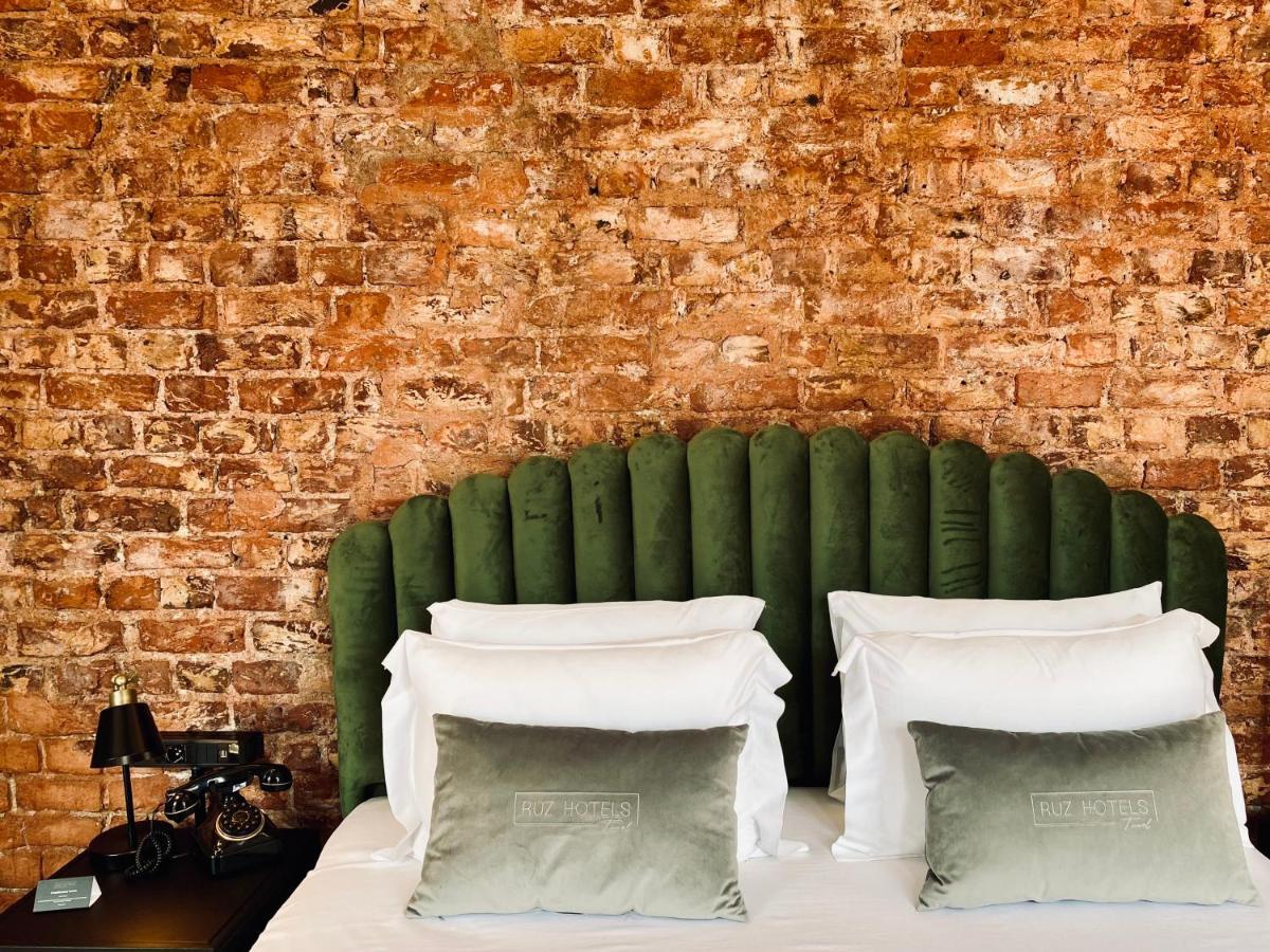 Ruz Hotels Istanbul Luaran gambar A bed with a green headboard