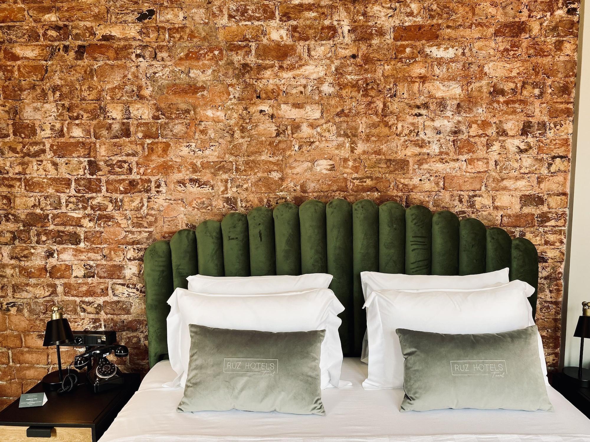 Ruz Hotels Istanbul Luaran gambar A bed with two pillows